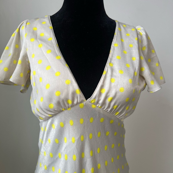 Perfect for the spring! Silk material. Polka dot. Size small - Picture 2 of 4